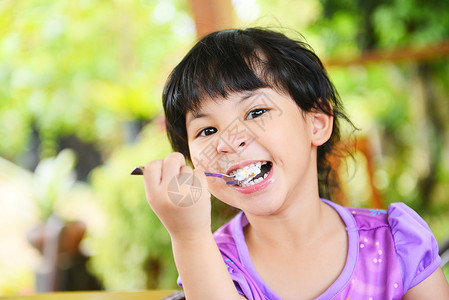 可爱的小女孩吃蛋糕亚洲儿童快乐漂亮的高清图片素材