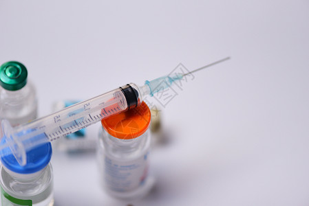 白底药瓶玻璃和白底注射针头药用瓶设备护士或医生疗工具图片