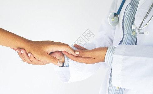 友好的女医学生手握着女病人的手以便鼓励和同情伙伴关系信任和医疗道德支持病人欢呼和医学的高清图片素材