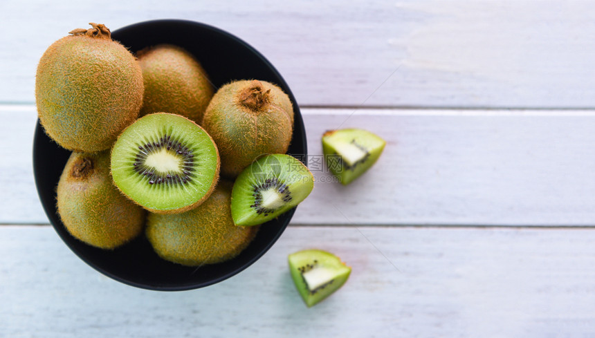 Kiwi碗盘切片新鲜的kiwi水果放在桌木本底顶视图图片