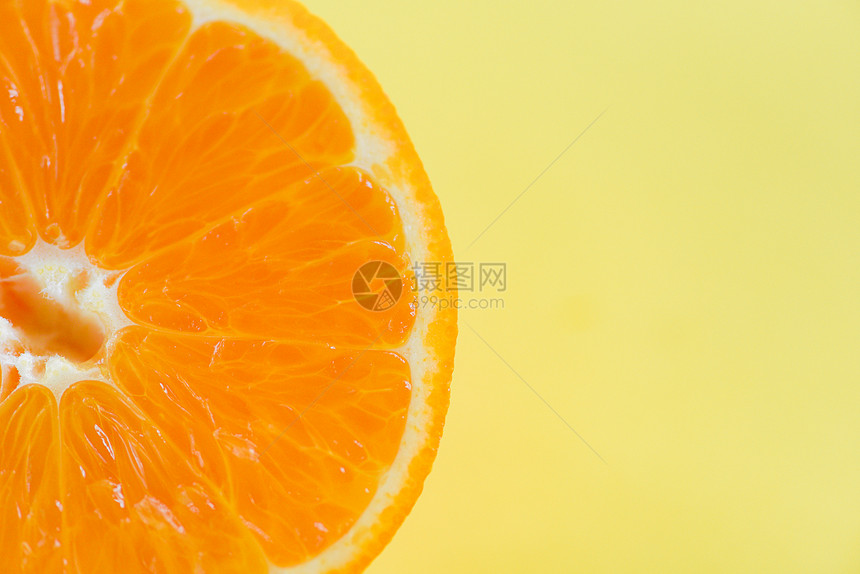 黄色背景的橙切片关闭新鲜橙子水果顶端视图宏观水果图片