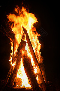 夜火营柴燃烧焰在黑漆有选择的焦点上聚会高清图片素材