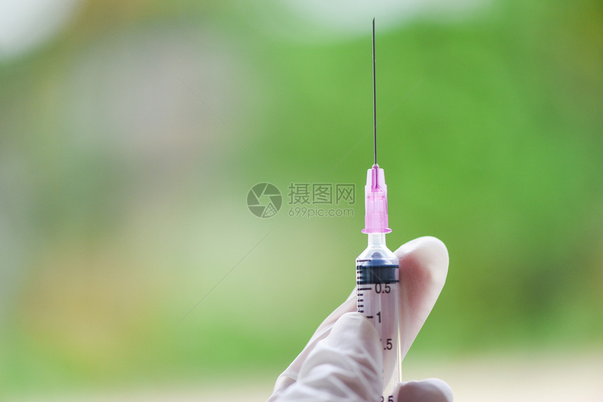 注射静脉药物和针头给病人接种预防疫苗图片