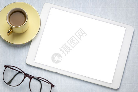 白屏幕数字平板电脑咖啡杯阅读眼镜平板概念图片