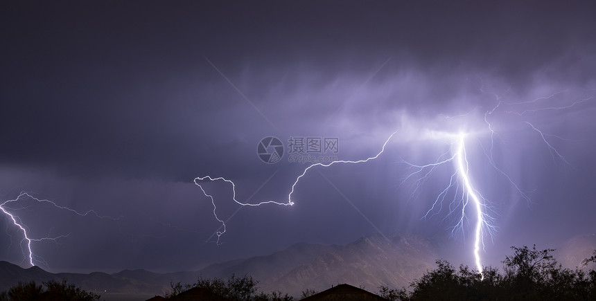夏天的暴风雨产生闪电照亮亚利桑那州的山谷图片