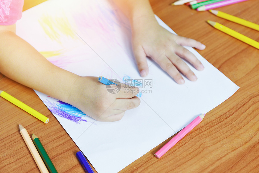 女孩在纸上画画图片