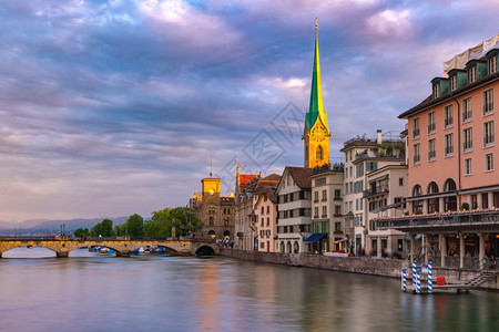 瑞士最大的城市苏黎世老日出时著名的Fraumunster教堂和Limmat河瑞士最大的城市苏黎世欧洲高清图片素材