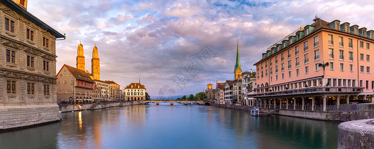 著名的FraumunsterGrossmunster和Vasserkirche教堂沿Limmat河日出时在瑞士最大城市苏黎世老的纪念碑高清图片素材