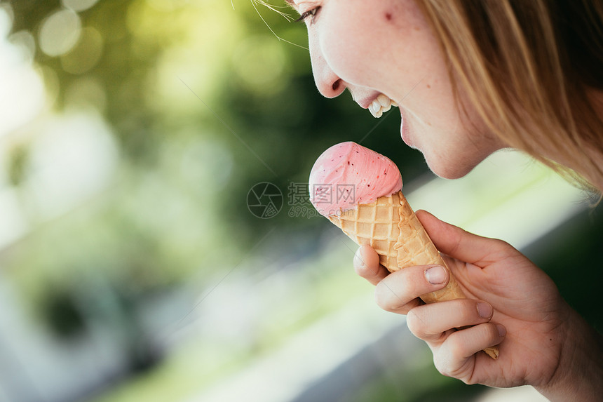 女孩夏天喜欢吃冰淇淋图片