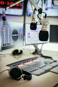 广播电台演室混音器和模糊背景计算机的演播室麦克风高清图片