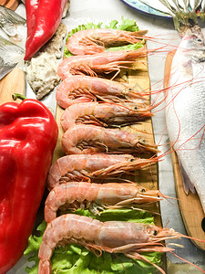鱼市场销售的淡水鱼和海产食品图片