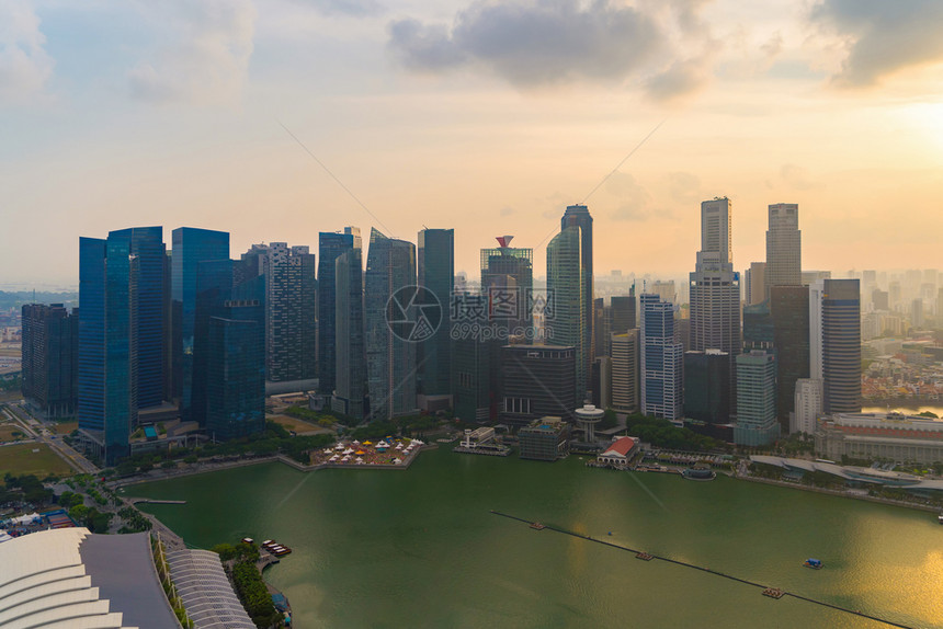 日落时的新加坡下城天线的空中景象亚洲技术智能城市的金融区和商业中心天窗和高楼建筑图片