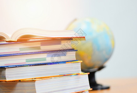 教育概念回到学校和商业研究全球世界图书馆开放藏堆本和地球示范图教室高清图片素材