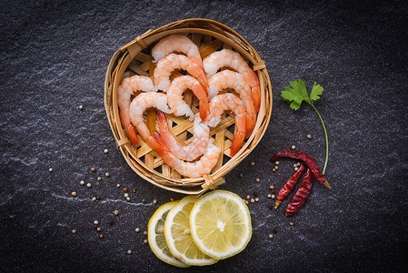 竹蒸汽船上的新鲜虾和深盘在海产食品餐馆煮熟的虾背景图片