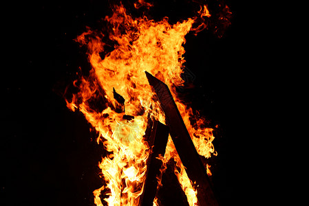 夜火营柴燃烧焰在黑漆有选择的焦点上海滩高清图片素材