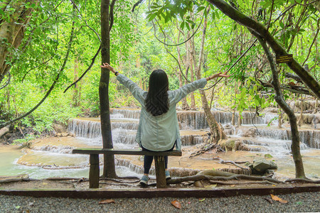 快乐的亚洲妇女在泰国Kanchanaburi公园旅行和户外度假时图片