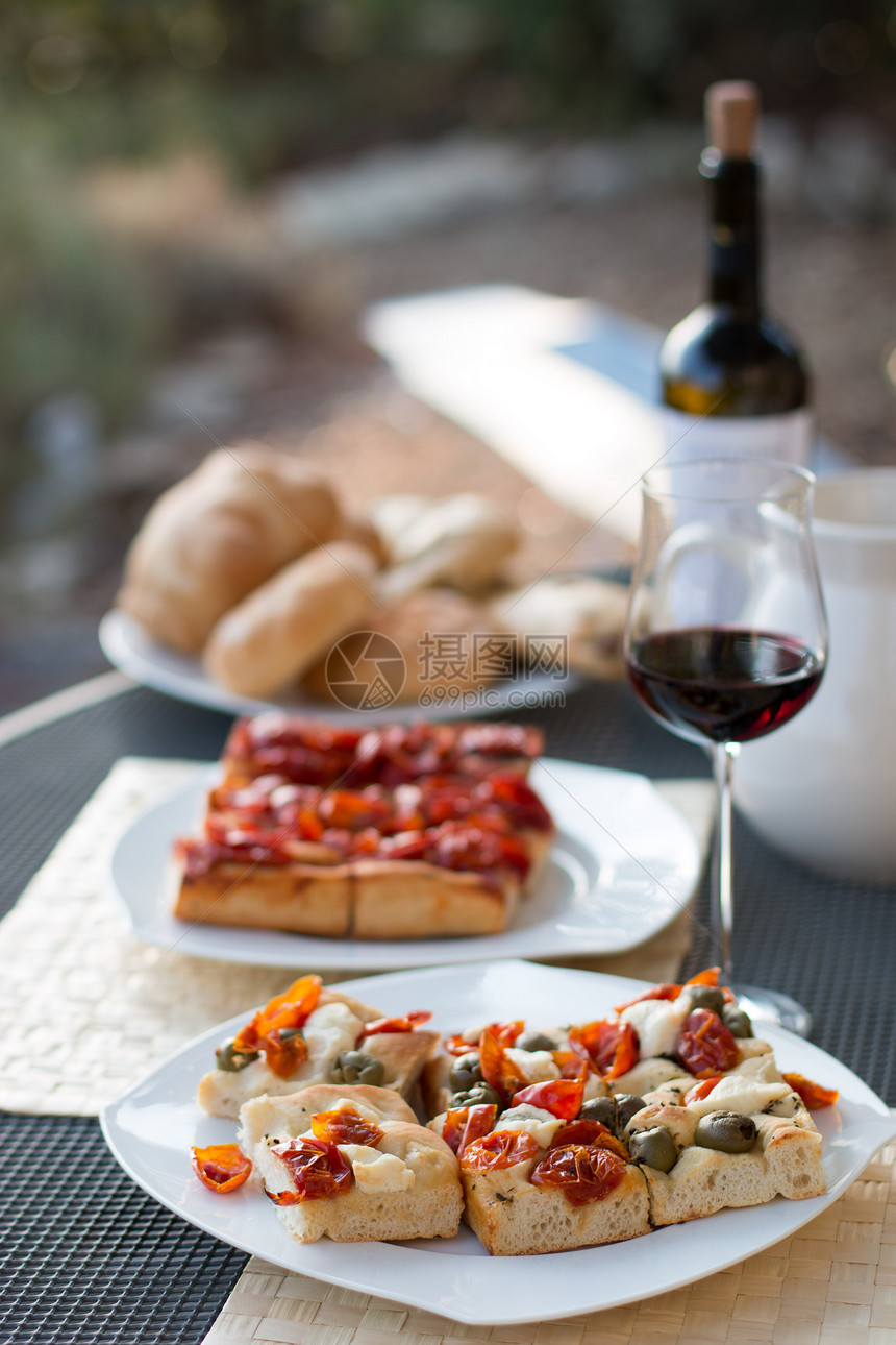 意大利晚餐红酒披萨和外面的包图片