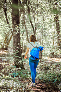 女青年在树林里行走图片