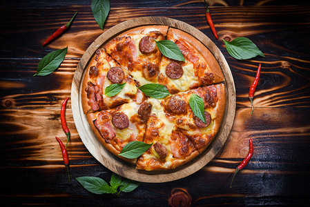 意大利传统披萨奶酪与莫扎里拉Mozzarella猪肉香肠菠萝火腿酱图片