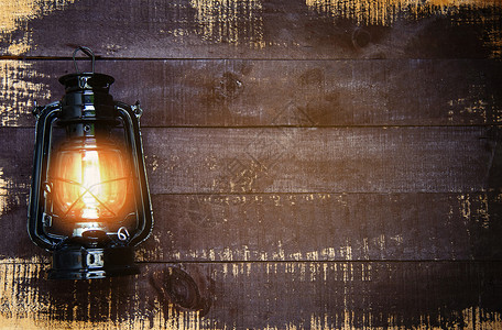 夜间在木墙旧灯光古老的黑色经典图片
