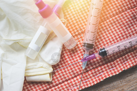 白底药瓶和注射针头药用瓶设备护士或医生疗工具图片