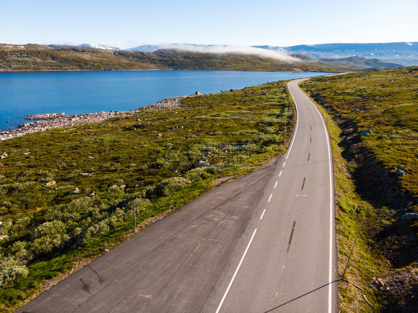 穿过挪威的道路与湖