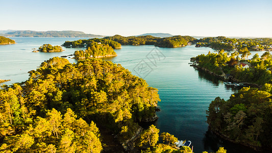 空中观光挪威峡湾风景在卑尔根附近有石礁岛旅游和行挪威卑尔根附近Fjord风景背景图片