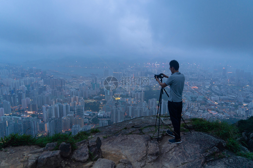 摄影师在香港市区的山丘上登在旅行度假或节日期间探险图片