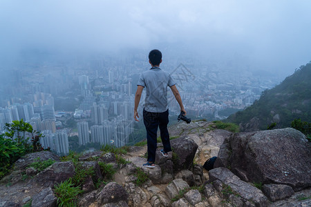 摄影师在香港市区的山丘上登在旅行度假或节日期间探险图片