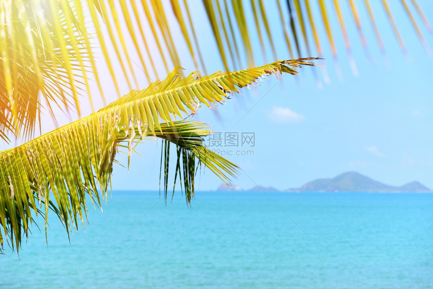 夏季海洋蓝天空和岛屿热带海滩假期背景图片