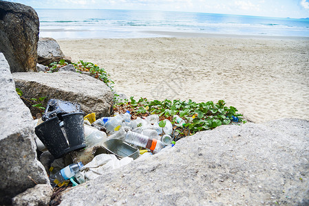 岛上用袋塑料瓶和其他垃圾沙滩上海在中的垃圾桶洋塑料垃圾污染的环境问题图片