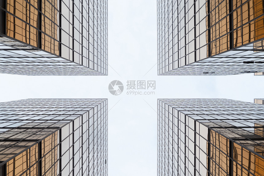 金色建筑现代办公摩天大楼的玻璃窗技术和商业概念外观设计建筑结构城市景色背图片