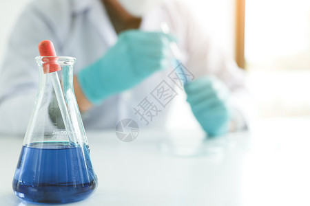 关闭实验室桌上的化学玻璃管图片