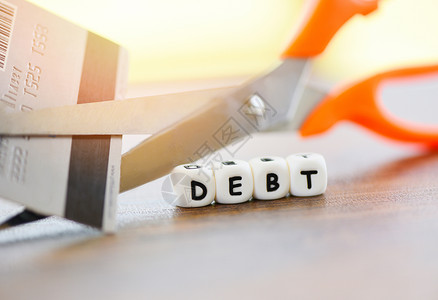 削减债务用剪刀信卡以停止支付货币保护成本金融危机和问题风险商业管理贷款利息背景图片