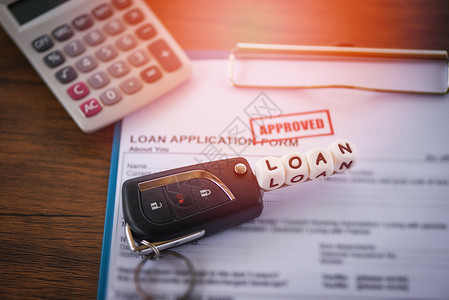 借款协议餐桌办公室配有钥匙和计算器的汽车出贷人和借款批准金融申请表背景