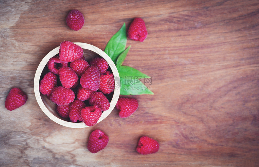 木碗中的草莓关闭红草莓果和绿叶顶部视图图片