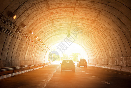 公路隧道交通车的速隧道尽头有亮光图片