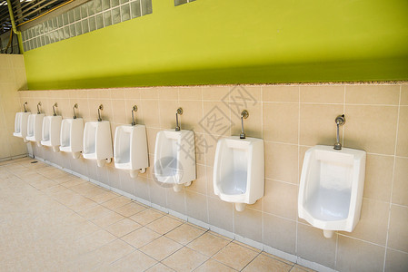 在公共厕所中用排在墙壁上的男人小便厕所排背景图片