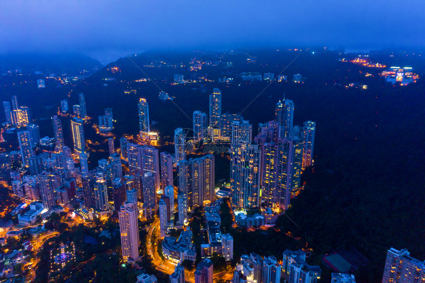 香港市心空最佳景象亚洲技术智能城市的金融区和商业中心夜间摩天大楼和高现代建筑的最高景象图片