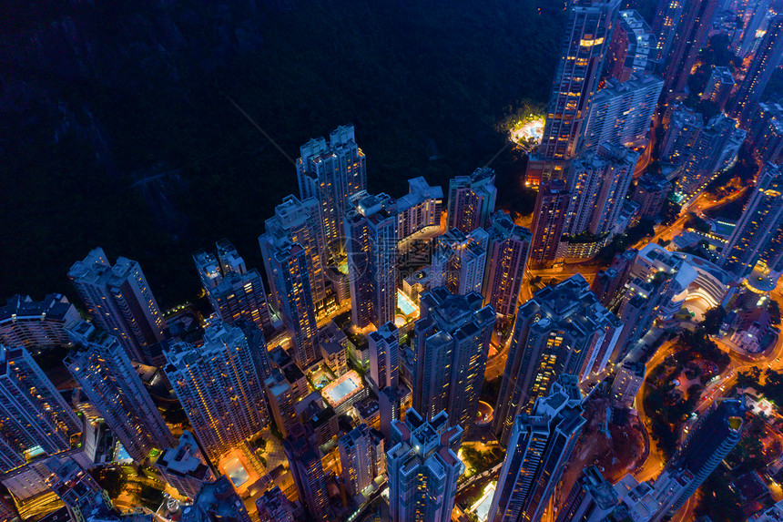 香港市心空最佳景象亚洲技术智能城市的金融区和商业中心夜间摩天大楼和高现代建筑的最高景象图片