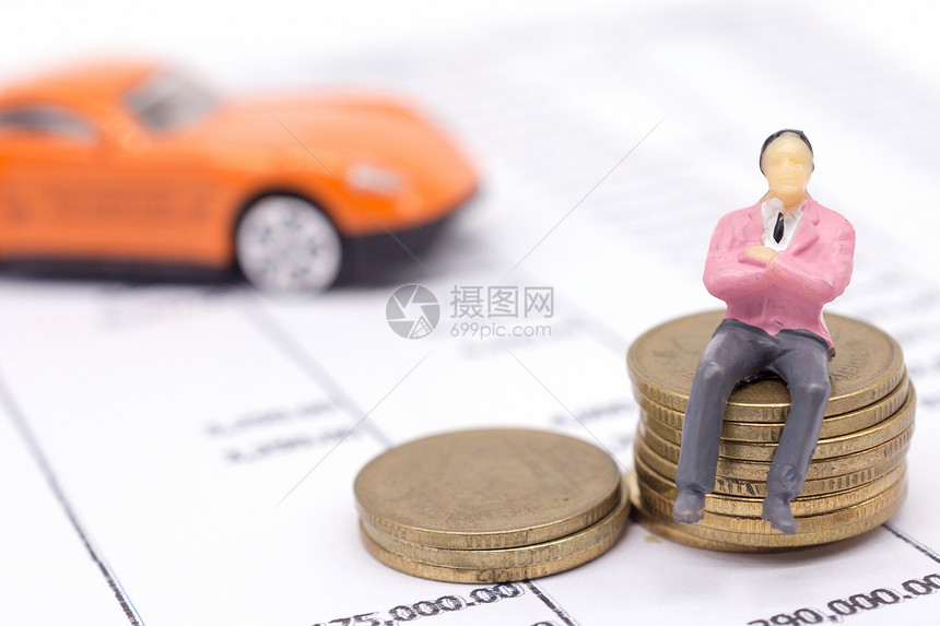 微型商人和纸币在声明后面的汽车上储蓄和贷款概念图片