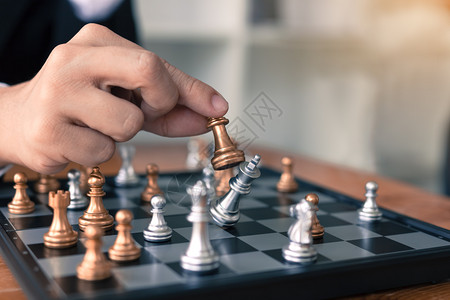 玩象棋的商人用战略概念击败对手图片