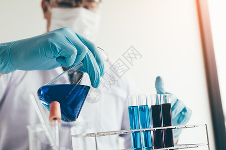 在实验室里进行化学物质试验管的科学研究员或医生图片