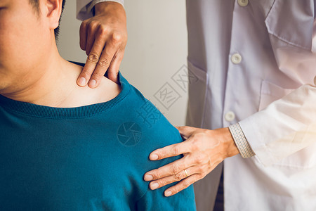 理疗师用双手按住病人的锁骨脊椎按摩师高清图片素材
