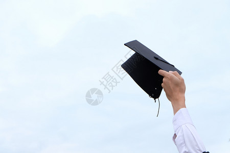 学生祝贺毕业穿着大学毕业礼服的幸福高清图片素材