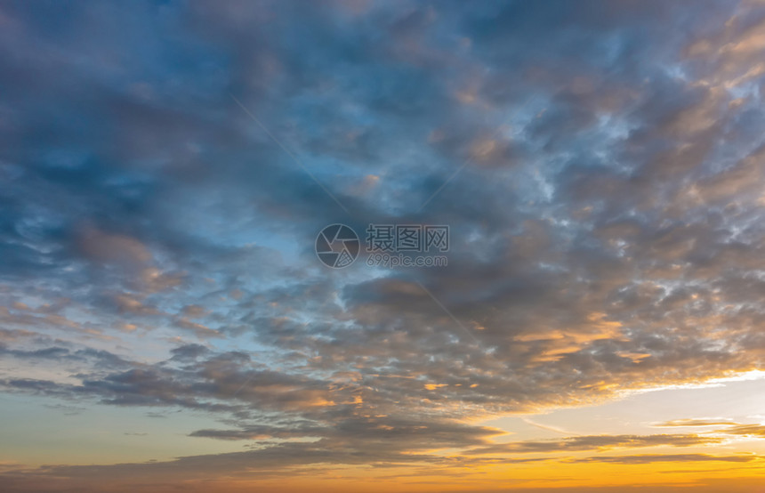 日落天空自然背景摘要戏剧蓝色和橙紫的云彩日落时间图片