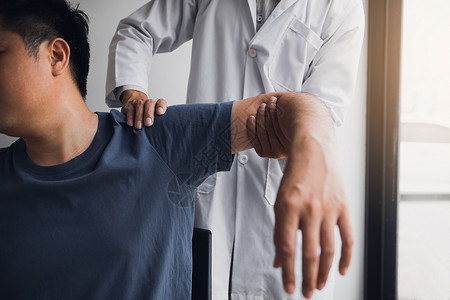 肩袖损伤身体治疗师要求病人检查肩部疼痛背景