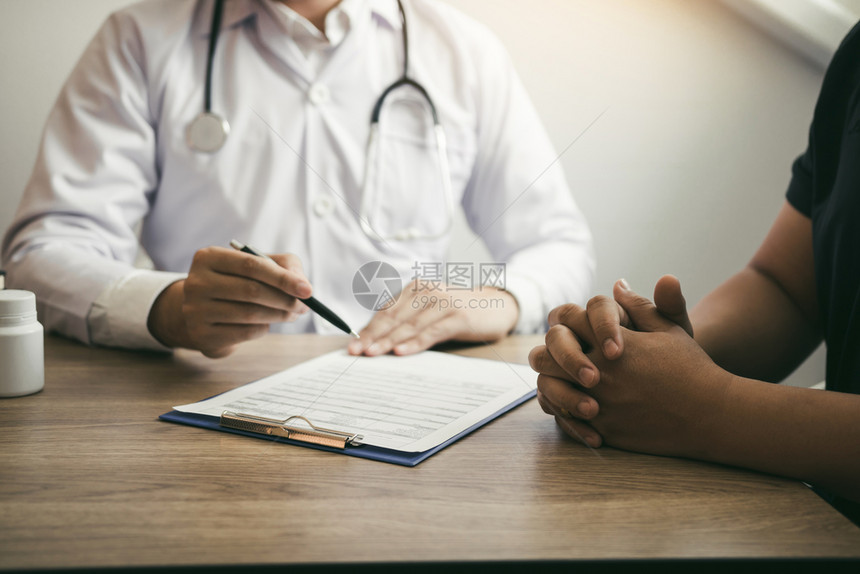 医生在诊所和一位高级病人交谈图片