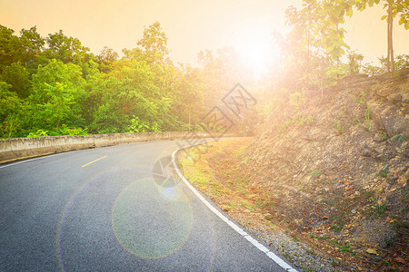 上山曲线道路图片