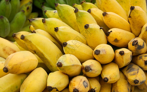 关闭香蕉水果一连串成熟的香蕉背景图片